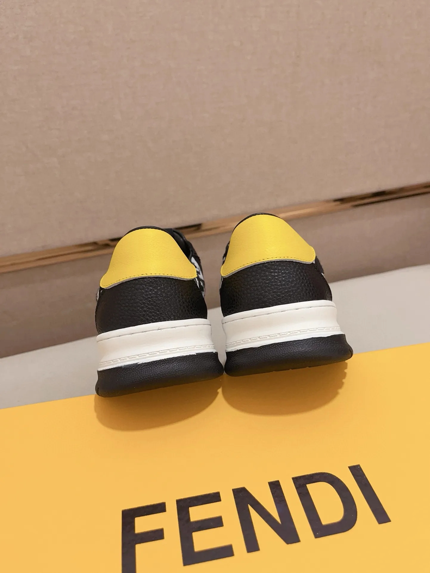 Men's shoes💰: 400💰[Fendi] Fendi's latest casual shoes for men! Available at counters simultaneously! A one-to-one replica of the original. All imported official website one-to-one cowhide fabric. The interior is made of top-grade sheepskin, and the original factory-supplied rubber outsole is used. Leading new fashion concepts. Matching code: 38-44. (can be customized for 45 non-refundable)